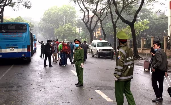 Lực lượng CAP Hoàng Liệt, CAQ Hoàng Mai hỗ trợ người dân di chuyển, mang đồ đạc lên xe và ra về trong an toàn Lực lượng CAP Hoàng Liệt, CAQ Hoàng Mai hỗ trợ người dân di chuyển, mang đồ đạc lên xe và ra về trong an toàn