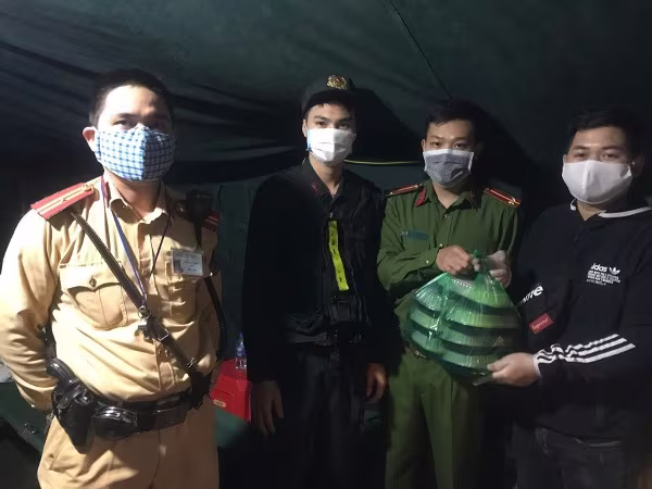 Tặng xôi, mặt nạ kính chống dịch Covid-19 cho Công an quận Hoàn Kiếm ảnh 2