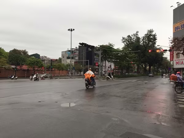 Đường vắng người tham gia giao thông do thực hiện nghiêm quy định phòng, chống dịch, cách ly xã hội nên không ít người tham gia giao thông vượt đèn đỏ Đường vắng người tham gia giao thông do thực hiện nghiêm quy định phòng, chống dịch, cách ly xã hội nên không ít người tham gia giao thông vượt đèn đỏ