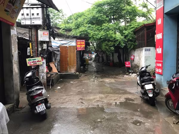 Sáng sớm ngày 8-4, trước thời điểm dỡ lệnh cách ly ngõ 165, người dân ở các căn nhà trong ngõ vẫn thực hiện nghiêm quy định cách ly, hạn chế ra khỏi nhà Sáng sớm ngày 8-4, trước thời điểm dỡ lệnh cách ly ngõ 165, người dân ở các căn nhà trong ngõ vẫn thực hiện nghiêm quy định cách ly, hạn chế ra khỏi nhà