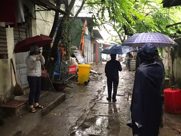 Đúng 8h sáng cùng ngày, người dân trong căn ngõ nhỏ này mới ra ngoài và vui mừng bởi thời gian cách ly tập trung phòng, chống dịch Covid-19 tại ngõ đã kết thúc mà không có thêm ai bị dương tính với dịch bệnh Đúng 8h sáng cùng ngày, người dân trong căn ngõ nhỏ này mới ra ngoài và vui mừng bởi thời gian cách ly tập trung phòng, chống dịch Covid-19 tại ngõ đã kết thúc mà không có thêm ai bị dương tính với dịch bệnh