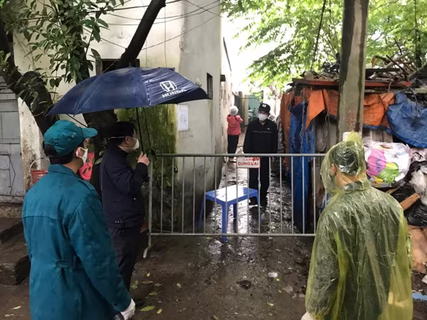 Người dân bày tỏ niềm vui mừng khi hết thời gian cách ly tập trung và luôn tin tưởng Đảng, Nhà nước...trong công tác phòng, chống dịch Người dân bày tỏ niềm vui mừng khi hết thời gian cách ly tập trung và luôn tin tưởng Đảng, Nhà nước...trong công tác phòng, chống dịch