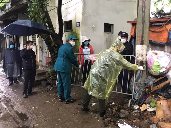 Hàng rào chắn ra vào con ngõ cũng được dỡ bỏ trong niềm vui mừng của người dân. Trong suốt thời gian thực hiện cách ly tập trung phòng, chống dịch Covid-19, lực lượng chức năng như CAP Dịch Vọng, y tế...đã vượt qua nhiều khó khăn, vất vả để hỗ trợ đảm bảo an toàn cho nhân dân Hàng rào chắn ra vào con ngõ cũng được dỡ bỏ trong niềm vui mừng của người dân. Trong suốt thời gian thực hiện cách ly tập trung phòng, chống dịch Covid-19, lực lượng chức năng như CAP Dịch Vọng, y tế...đã vượt qua nhiều khó khăn, vất vả để hỗ trợ đảm bảo an toàn cho nhân dân