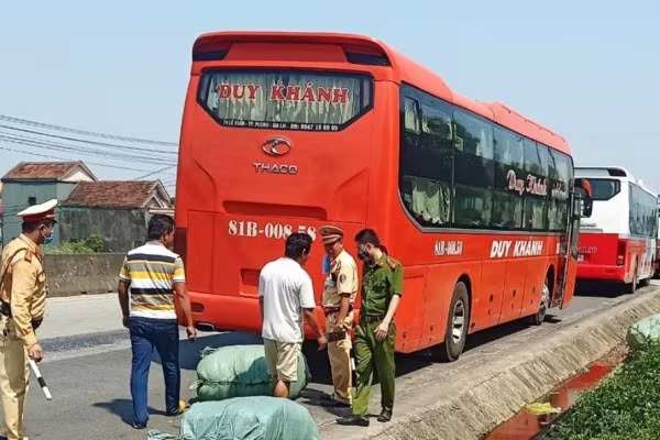 Liên tiếp phát hiện xe khách "lòi" ra hàng lậu khi bị kiểm tra ảnh 1 Liên tiếp phát hiện xe khách "lòi" ra hàng lậu khi bị kiểm tra ảnh 1