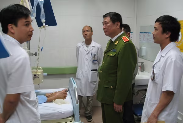 Công an Hà Nội chúc mừng Bệnh viện Đại học Y và Bệnh viện Đống Đa ảnh 4 Công an Hà Nội chúc mừng Bệnh viện Đại học Y và Bệnh viện Đống Đa ảnh 4