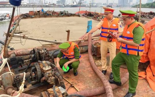 Đánh mạnh "cát tặc", siết chặt hoạt động bến bãi tập kết vật liệu xây dựng ảnh 1 Đánh mạnh "cát tặc", siết chặt hoạt động bến bãi tập kết vật liệu xây dựng ảnh 1