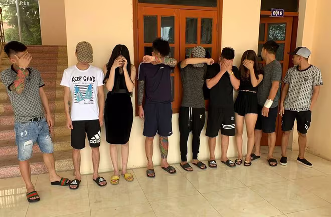 Đột kích bắt quả tang nhóm nam nữ sử dụng ma túy tại quán karaoke ảnh 1 Đột kích bắt quả tang nhóm nam nữ sử dụng ma túy tại quán karaoke ảnh 1