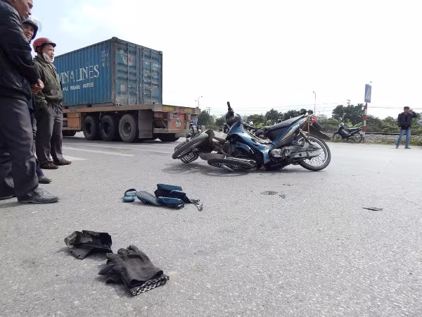 2 xe máy húc nhau, 1 người nhập viện ảnh 1 2 xe máy húc nhau, 1 người nhập viện ảnh 1