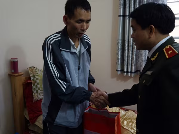 Thiếu tướng Nguyễn Đức Chung thăm, chúc Tết nguyên lãnh đạo CATP và CBCS mắc bệnh nặng ảnh 5