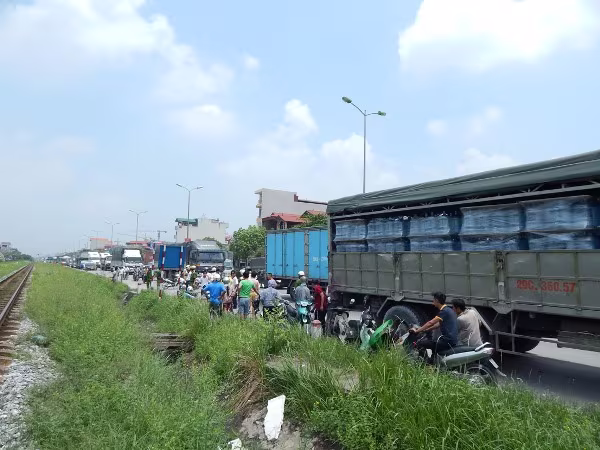 Va chạm với xe tải, cô gái trẻ tử vong ảnh 3 Va chạm với xe tải, cô gái trẻ tử vong ảnh 3