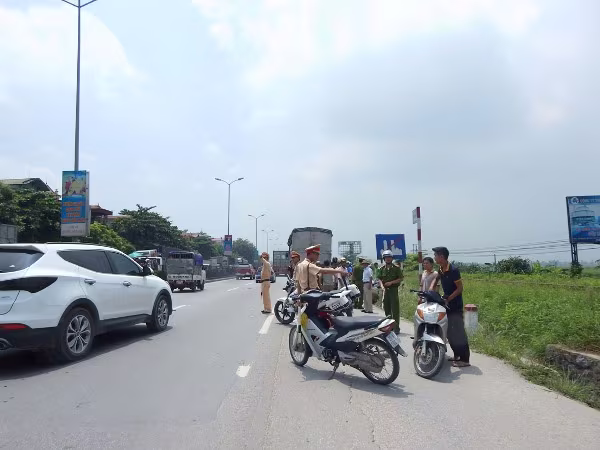 Va chạm với xe tải, cô gái trẻ tử vong ảnh 5 Va chạm với xe tải, cô gái trẻ tử vong ảnh 5