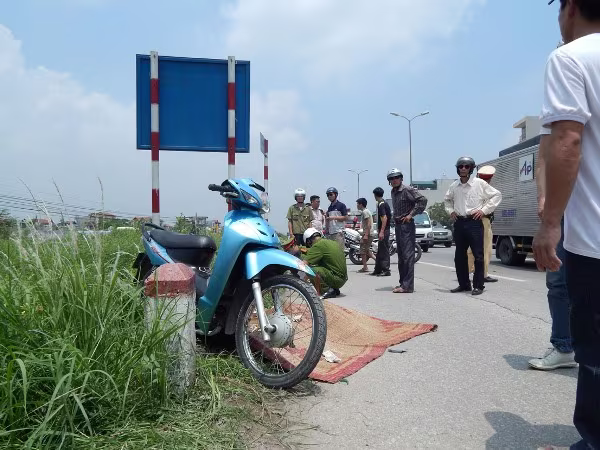 Va chạm với xe tải, cô gái trẻ tử vong ảnh 4 Va chạm với xe tải, cô gái trẻ tử vong ảnh 4