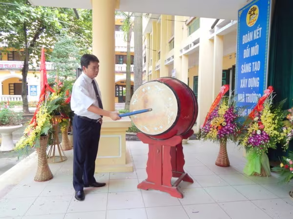 Năm học mới ở trường THPT Nguyễn Văn Cừ ảnh 4