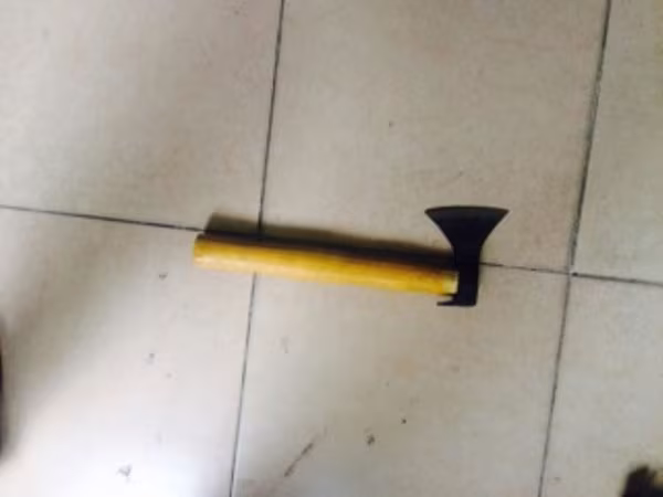 Khống chế đối tượng dùng rìu chém bị thương một cán bộ Công an ảnh 2 Khống chế đối tượng dùng rìu chém bị thương một cán bộ Công an ảnh 2