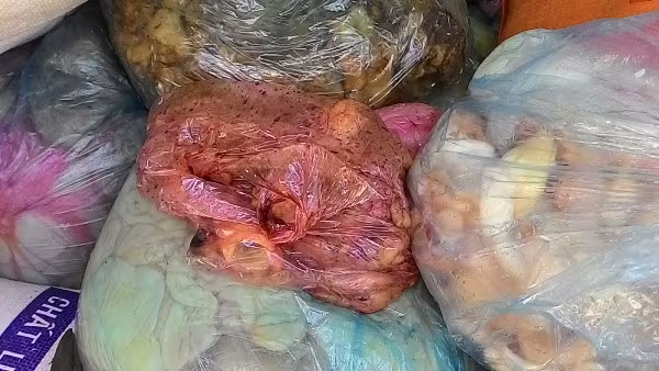 Hơn 400 kg thực phẩm "bẩn" đi xe 7 chỗ ảnh 3