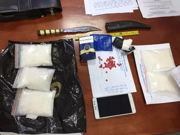 Mang theo dao vận chuyển 500 gam ma túy "đá" ảnh 2