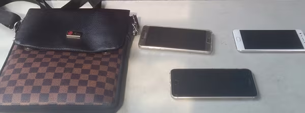 Leo Yên Tử, tiện thể…trộm cắp 3 điện thoại di động ảnh 2 Leo Yên Tử, tiện thể…trộm cắp 3 điện thoại di động ảnh 2