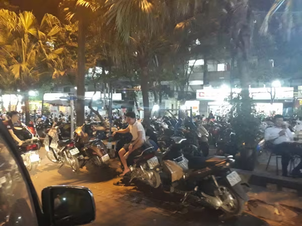 Nhắn tin chỉ rõ vi phạm lấn chiếm hè của hộ kinh doanh ảnh 3 Nhắn tin chỉ rõ vi phạm lấn chiếm hè của hộ kinh doanh ảnh 3