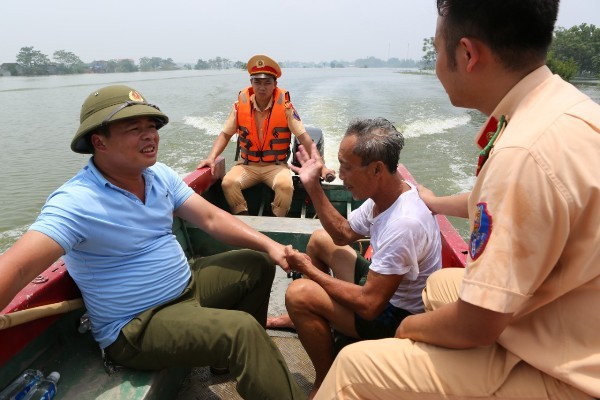 Kịp thời cứu một người đàn ông đuối nước ở Chương Mỹ ảnh 1 Kịp thời cứu một người đàn ông đuối nước ở Chương Mỹ ảnh 1