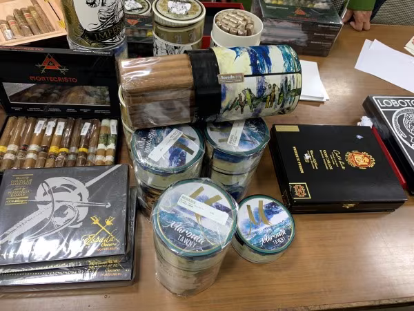 Hà Nội: ‘Phát lộ’ thêm đường dây giao dịch xì gà nghi vấn nhập lậu, thu trên 15.000 điếu ảnh 3 Hà Nội: ‘Phát lộ’ thêm đường dây giao dịch xì gà nghi vấn nhập lậu, thu trên 15.000 điếu ảnh 3