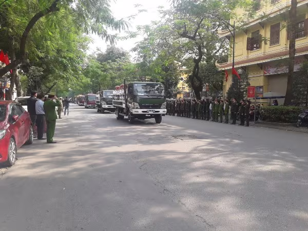 Đồng đội nghiêm cẩn tiễn biệt 3 Liệt sỹ Công an nhân dân trước giờ về với đất Mẹ ảnh 2