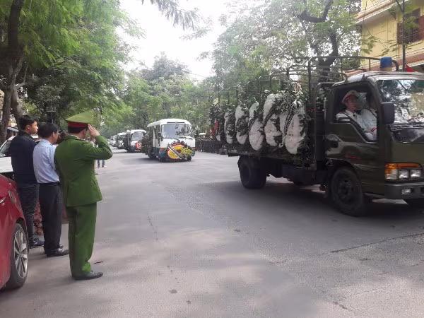 Đồng đội nghiêm cẩn tiễn biệt 3 Liệt sỹ Công an nhân dân trước giờ về với đất Mẹ ảnh 3