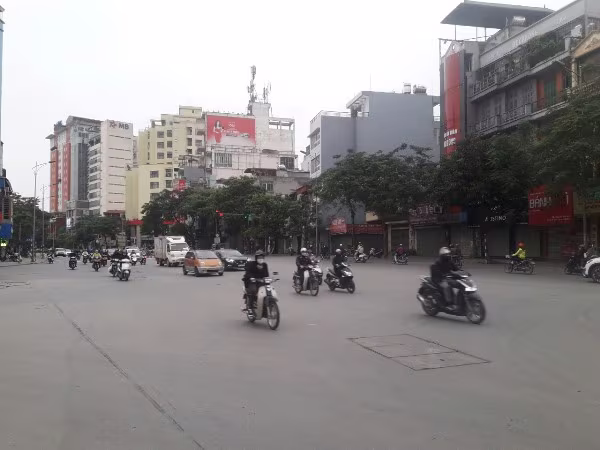 Những hình ảnh đường phố Thủ đô Hà Nội trong buổi sáng 1-4 ảnh 17 Những hình ảnh đường phố Thủ đô Hà Nội trong buổi sáng 1-4 ảnh 17