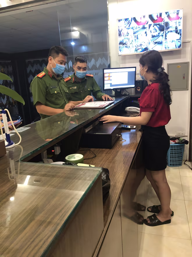 Những bước chân đêm không mỏi, phòng chống ‘giặc’ Covid-19 ảnh 3 Những bước chân đêm không mỏi, phòng chống ‘giặc’ Covid-19 ảnh 3