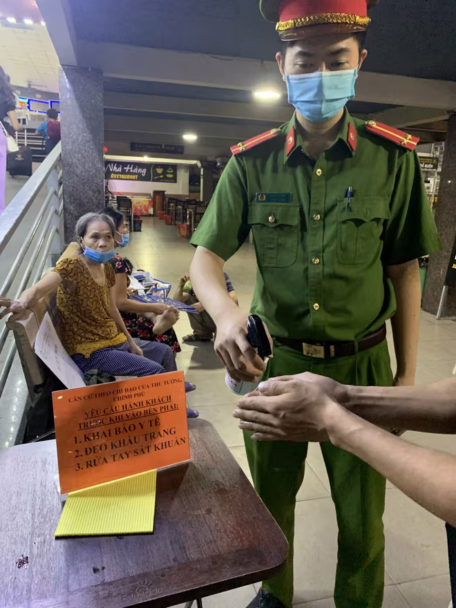 Những bước chân đêm không mỏi, phòng chống ‘giặc’ Covid-19 ảnh 7 Những bước chân đêm không mỏi, phòng chống ‘giặc’ Covid-19 ảnh 7