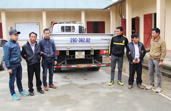31 bánh heroin giấu trong ống sắt xi dưới gầm xe tải ảnh 2 31 bánh heroin giấu trong ống sắt xi dưới gầm xe tải ảnh 2