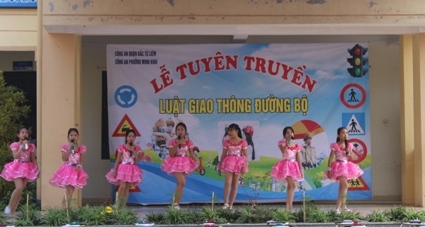 Sôi nổi buổi tuyên truyền ATGT tại một trường tiểu học ảnh 3 Sôi nổi buổi tuyên truyền ATGT tại một trường tiểu học ảnh 3
