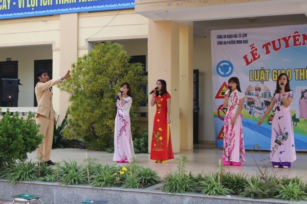 Sôi nổi buổi tuyên truyền ATGT tại một trường tiểu học ảnh 4 Sôi nổi buổi tuyên truyền ATGT tại một trường tiểu học ảnh 4
