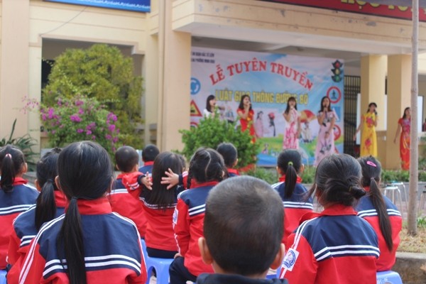 Sôi nổi buổi tuyên truyền ATGT tại một trường tiểu học ảnh 1 Sôi nổi buổi tuyên truyền ATGT tại một trường tiểu học ảnh 1