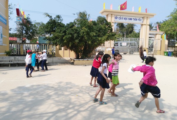 Thú vị hình ảnh nữ PV Báo ANTĐ chơi trò mèo đuổi chuột cùng học sinh đảo Lý Sơn ảnh 6 Thú vị hình ảnh nữ PV Báo ANTĐ chơi trò mèo đuổi chuột cùng học sinh đảo Lý Sơn ảnh 6