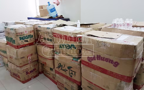 Một số lượng lớn hàng hóa được đóng thùng sẵn chờ chuyển cho khách hàng Một số lượng lớn hàng hóa được đóng thùng sẵn chờ chuyển cho khách hàng