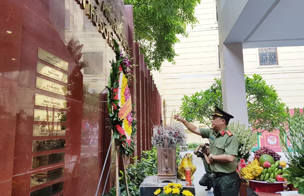 Tri ân sự hy sinh cao cả của các chiến sỹ Công an Thủ đô ảnh 1 Tri ân sự hy sinh cao cả của các chiến sỹ Công an Thủ đô ảnh 1