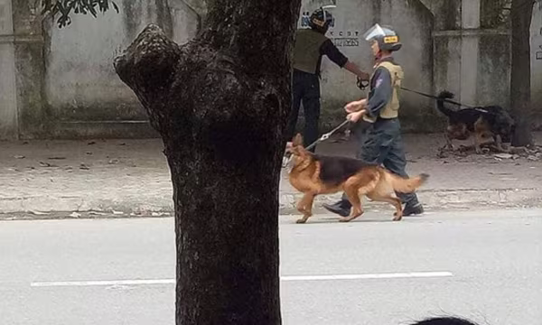 Cảnh sát bao vây đối tượng dùng vũ khí cố thủ trong nhà ảnh 4 Cảnh sát bao vây đối tượng dùng vũ khí cố thủ trong nhà ảnh 4