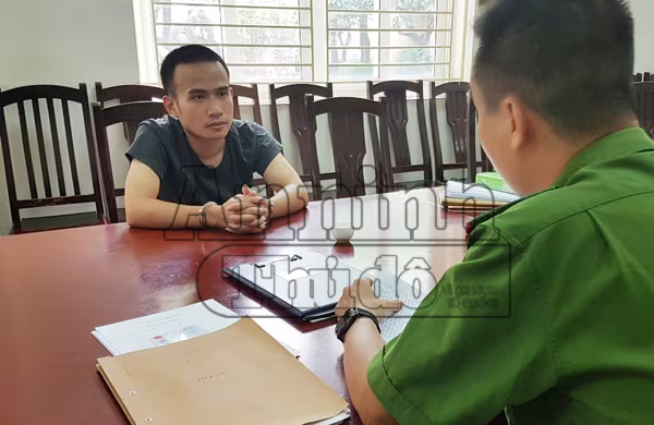 Hung hãn xông vào hiệu cầm đồ chém nhân viên cướp tiền ảnh 2 Hung hãn xông vào hiệu cầm đồ chém nhân viên cướp tiền ảnh 2