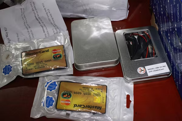 Bắt giữ "đầu nậu" buôn bán kinh doanh thiết bị phục vụ gian lận thi cử ảnh 5 Bắt giữ "đầu nậu" buôn bán kinh doanh thiết bị phục vụ gian lận thi cử ảnh 5