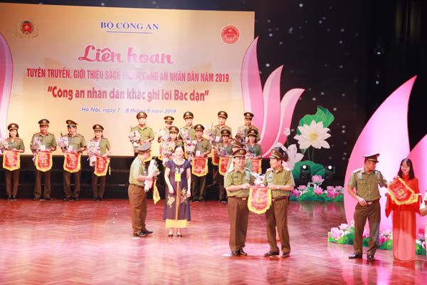 Tưng bừng khai hội tuyên truyền giới thiệu sách trong CAND ảnh 2 Tưng bừng khai hội tuyên truyền giới thiệu sách trong CAND ảnh 2