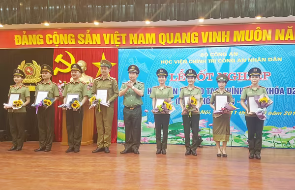 Học viên tốt nghiệp đáp ứng tốt nhiệm vụ công tác Đảng, công tác chính trị trong Công an nhân dân ảnh 1 Học viên tốt nghiệp đáp ứng tốt nhiệm vụ công tác Đảng, công tác chính trị trong Công an nhân dân ảnh 1