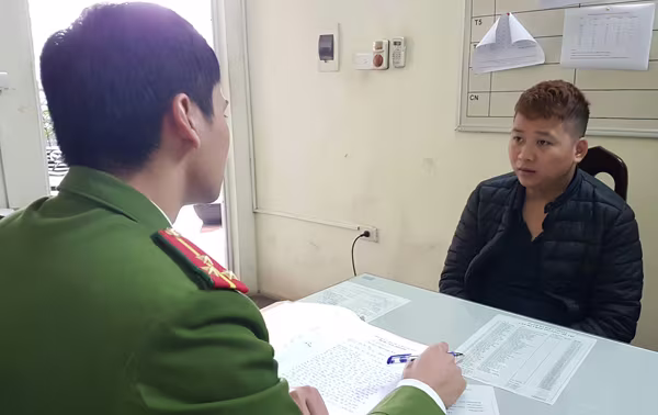 Lái xe taxi dùng dao cướp tài sản của 2 khách nước ngoài ảnh 1 Lái xe taxi dùng dao cướp tài sản của 2 khách nước ngoài ảnh 1