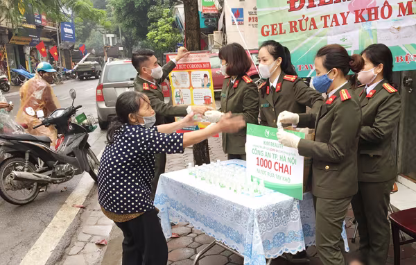 Trao 1.000 chai nước rửa tay đến người dân giữa 'mùa dịch' Covid-19 ảnh 5 Trao 1.000 chai nước rửa tay đến người dân giữa 'mùa dịch' Covid-19 ảnh 5