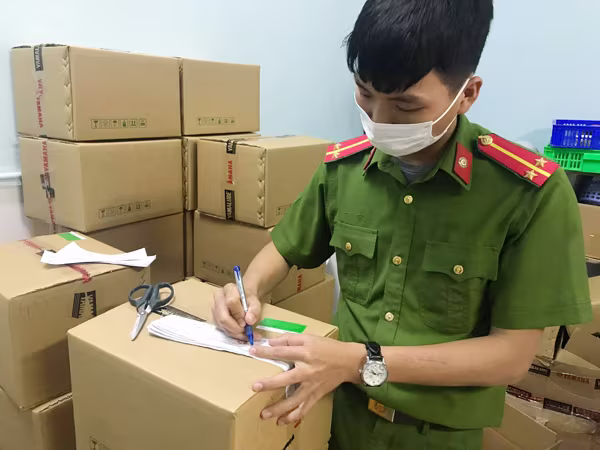 Thu giữ hơn 13.200 lọ nước sát khuẩn, gel rửa tay khô có dấu hiệu không đảm bảo chất lượng ảnh 2 Thu giữ hơn 13.200 lọ nước sát khuẩn, gel rửa tay khô có dấu hiệu không đảm bảo chất lượng ảnh 2