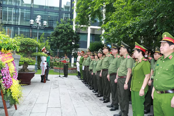 Lãnh đạo Bộ Công an dâng hương nhân kỷ niệm 130 năm ngày sinh Chủ tịch Hồ Chí Minh ảnh 3 Lãnh đạo Bộ Công an dâng hương nhân kỷ niệm 130 năm ngày sinh Chủ tịch Hồ Chí Minh ảnh 3