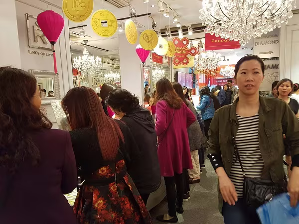 Sát ngày Thần Tài, cửa hàng vàng nườm nượp khách ảnh 2 Sát ngày Thần Tài, cửa hàng vàng nườm nượp khách ảnh 2