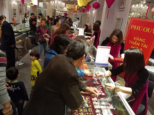 Sát ngày Thần Tài, cửa hàng vàng nườm nượp khách ảnh 1 Sát ngày Thần Tài, cửa hàng vàng nườm nượp khách ảnh 1
