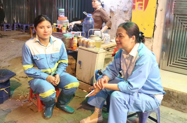 Nữ công nhân môi trường Hà Nội ngạc nhiên với trào lưu "thử thách dọn rác" của giới trẻ ảnh 2