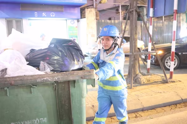 Nữ công nhân môi trường Hà Nội ngạc nhiên với trào lưu "thử thách dọn rác" của giới trẻ ảnh 1