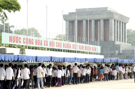 Dòng người nô nức thăm cụm Di tích lịch sử-văn hóa Ba Đình ảnh 1 Dòng người nô nức thăm cụm Di tích lịch sử-văn hóa Ba Đình ảnh 1